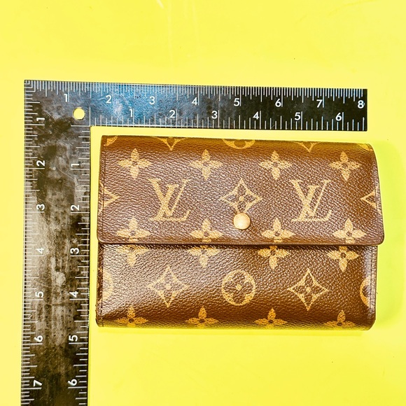 Louis Vuitton passport Monogram Bifold Wallet clean in good condition - Picture 13 of 15